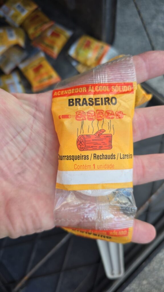 Embalagem do acendedor Braseiro na mão