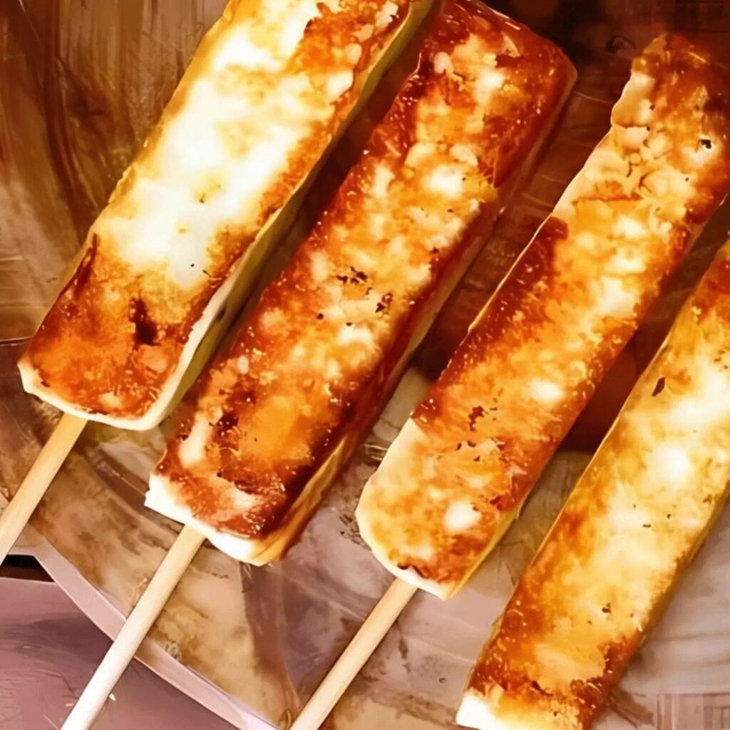 Espetinhos de queijo coalho em espetos de bambu