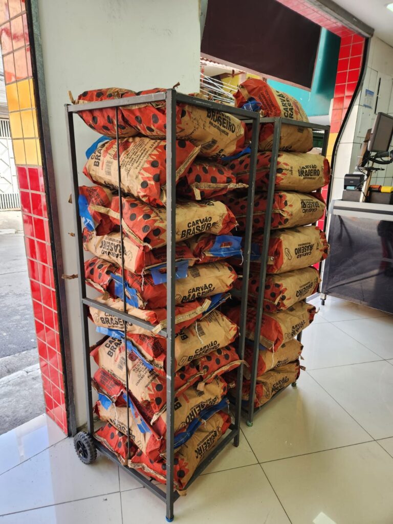 Sacos de Carvão Braseiro no ponto de venda