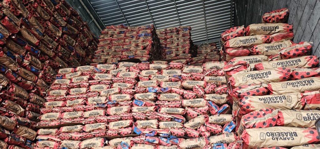 Caminhão do Carvão Braseiro em entrega para comércio
