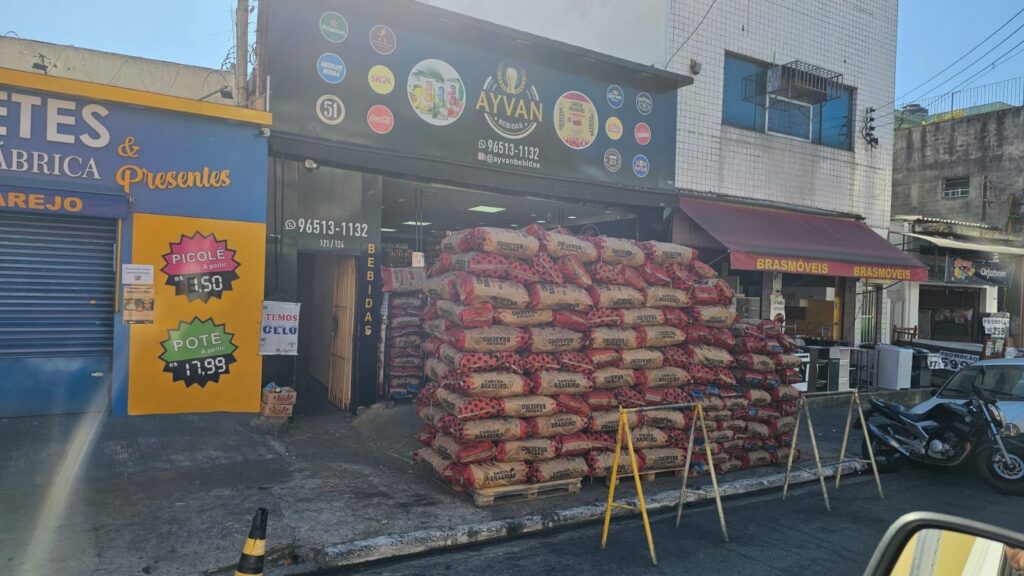 Pilha de Carvão Braseiro em frente a comércio parceiro